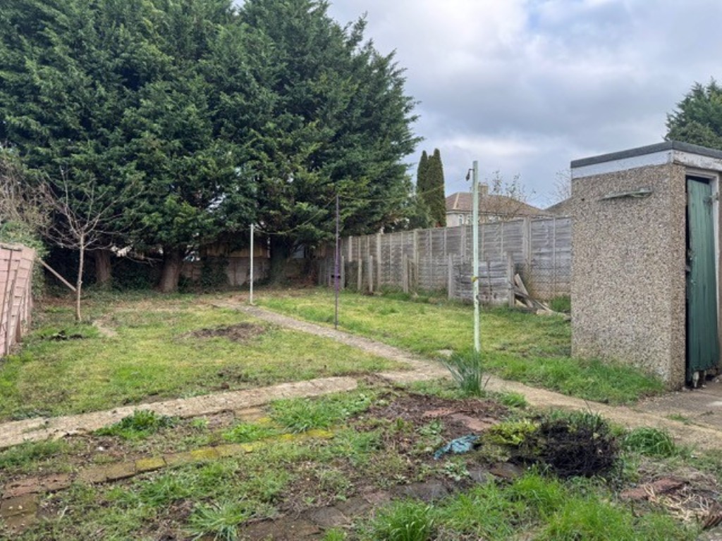 Lot: 121 - HOUSE FOR IMPROVEMENT - Garden
